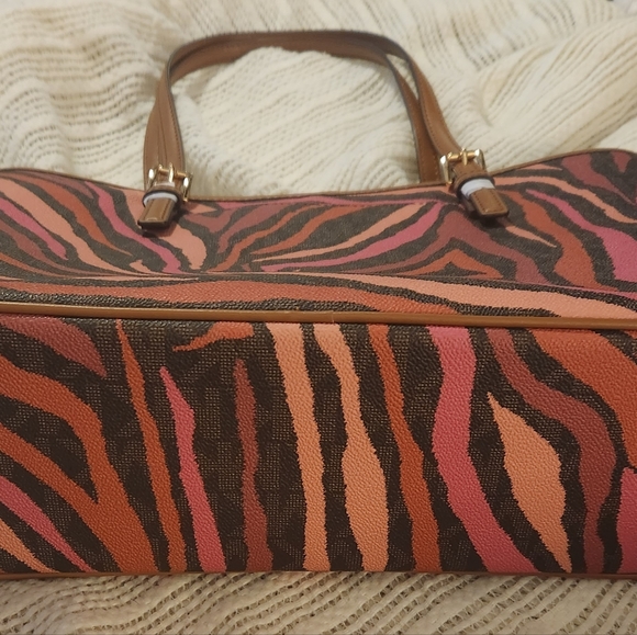 MUST GO!!! MAKE AN OFFER! Michael Kors RARE Red and Pink large Purse - Picture 5 of 5